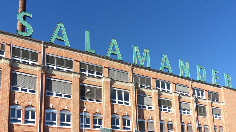 Salamander-Areal Gebäudefront mit Schriftzug